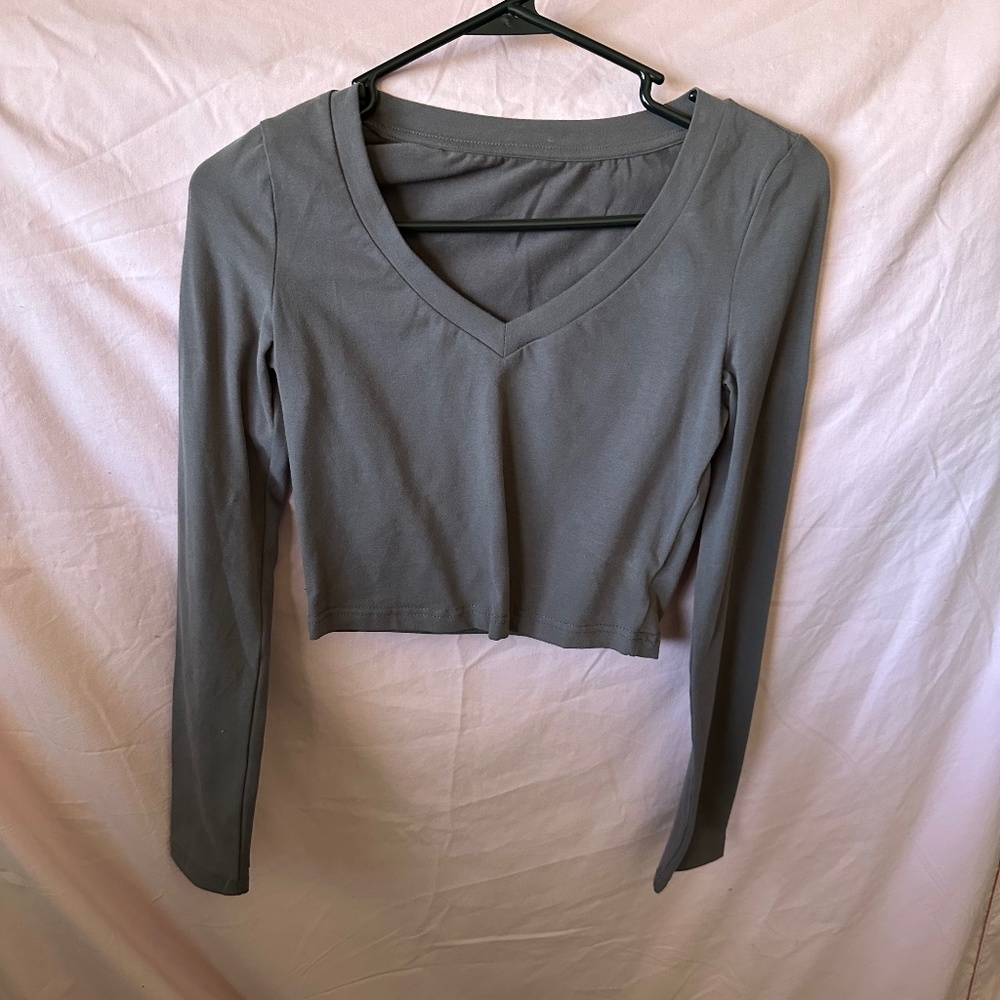 Grey v neck crop top long sleeve